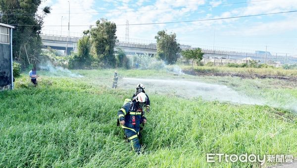 ▲國道2號南桃園交流道旁今天上午發生雜草火警，桃園市消防局第一大隊派員灌救。（圖／記者沈繼昌翻攝）