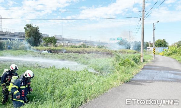 ▲國道2號南桃園交流道旁今天上午發生雜草火警，桃園市消防局警消灌救中。（圖／記者沈繼昌翻攝）