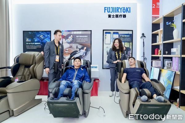 ▼吳奇隆和邢傲偉一起體驗喬山VIP五感體驗空間按摩椅。