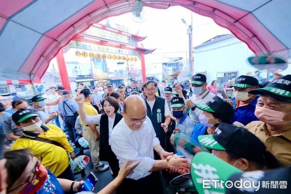 ▲前行政院長蘇貞昌7日在屏東縣潮州鎮出席「護國四年」簽書會，現場氣氛熱烈，蘇貞昌除了分享自己的治國經驗，也特別為民進黨提名的屏東第二選區立委參選人徐富癸站台助選，一連跑了林邊、新園、潮州、萬丹四場造勢活動。（圖／記者陳弘修翻攝）
