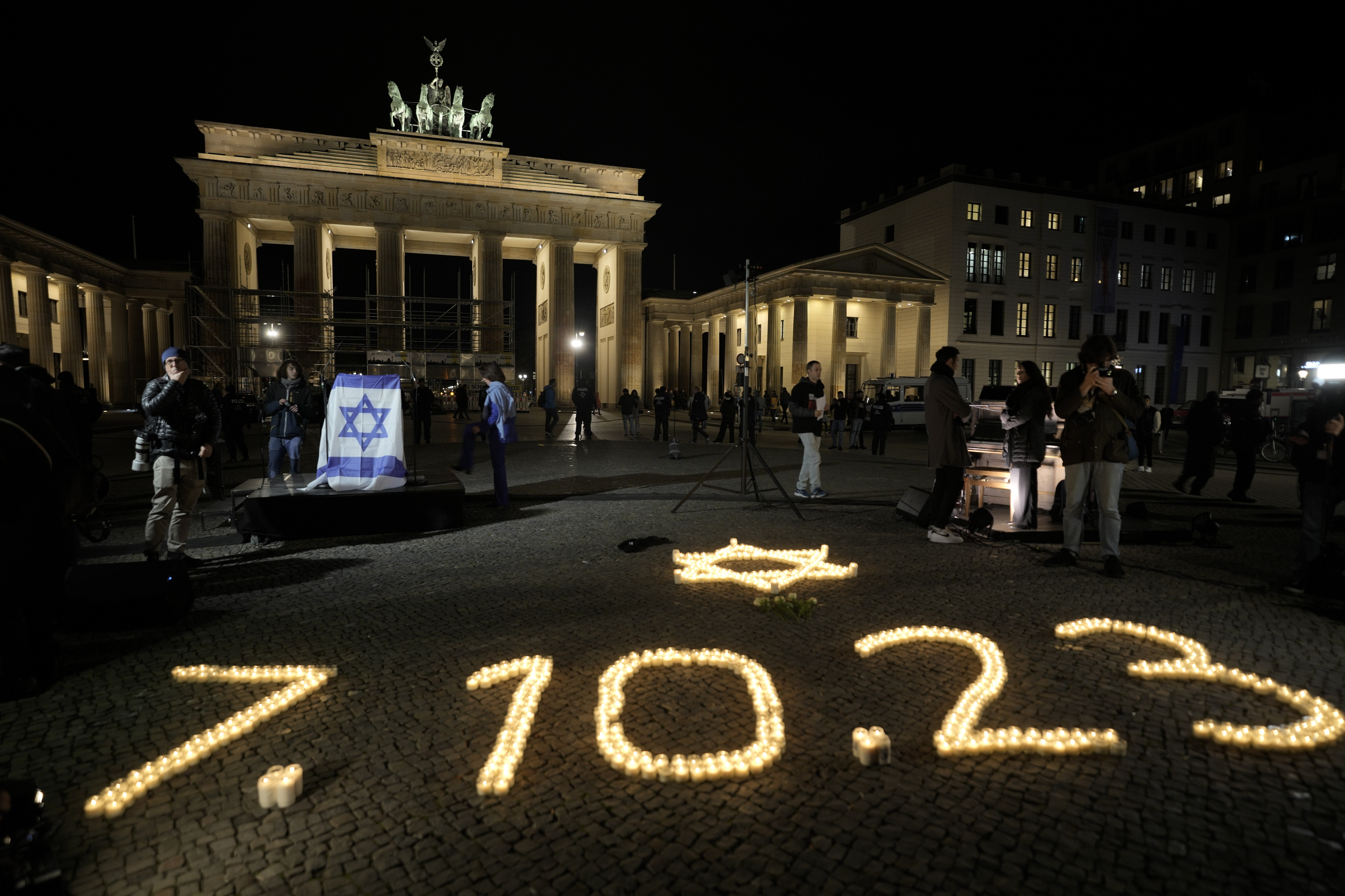 ▲▼德國柏林布蘭登堡門前，民眾點燃「07.10.23（2023年10月7日）」燭光，悼念這天以色列慘遭哈瑪斯無情突襲。（圖／達志影像／美聯社）