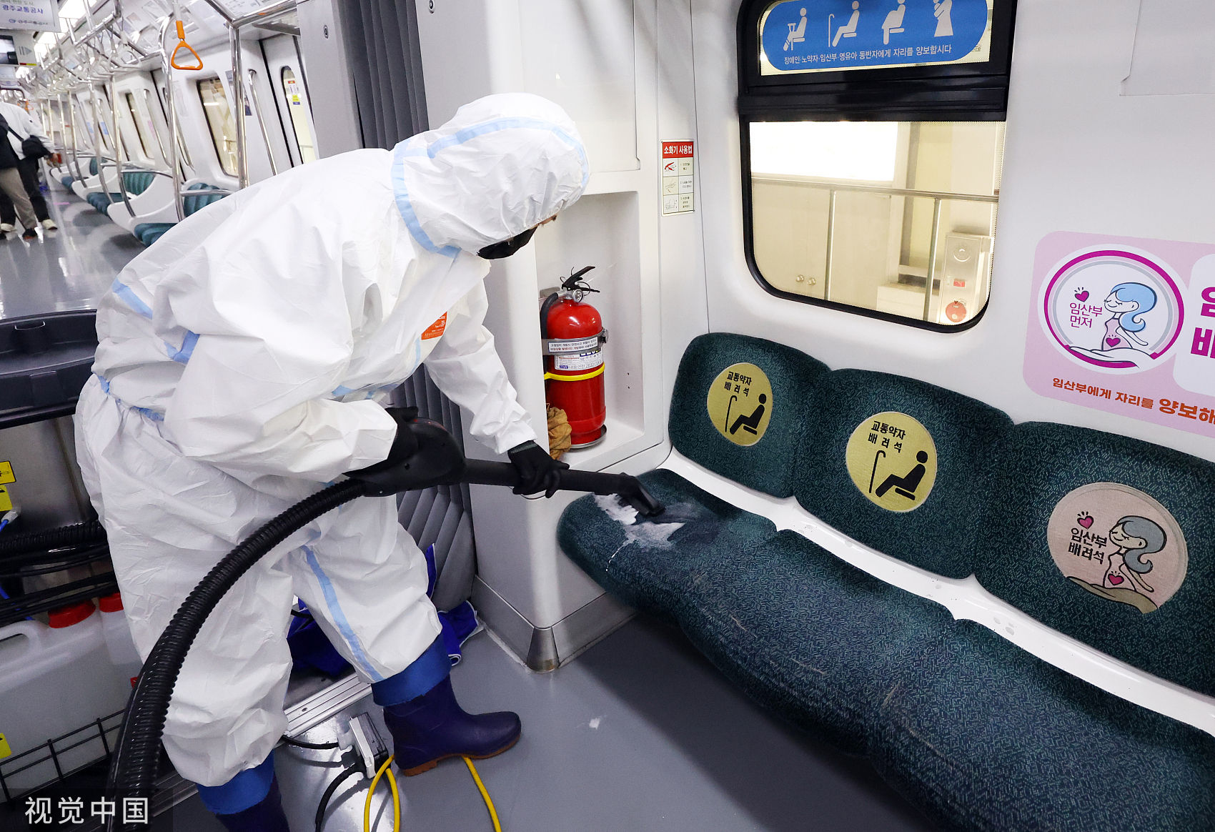 ▲▼南韓最近深受床蝨等蟲害所擾，光州地鐵派人員在車廂內進行消毒與滅蟲工作。（圖／CFP）