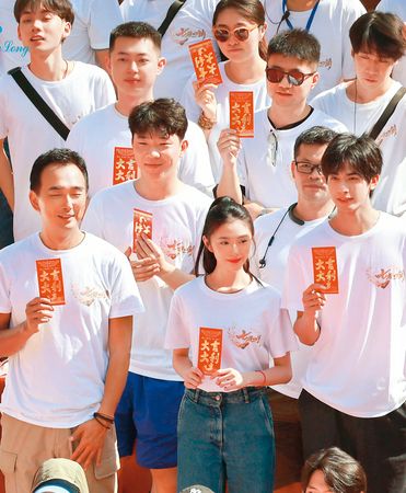 蔡岳勳（前排左一）執導中國大陸戲劇《七根心簡》爆出花邊新聞，而且消息在劇組間傳得超開。前排右二為劉浩存、前排右一為宋威龍。（翻攝自微博）