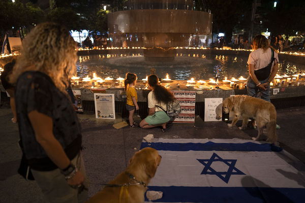 ▲▼11月7日，以色列特拉維夫民眾點燃蠟燭、放置以色列國旗，悼念一個月以前在哈瑪斯突襲罹難或是慘遭俘虜的人。（圖／達志影像／美聯社）