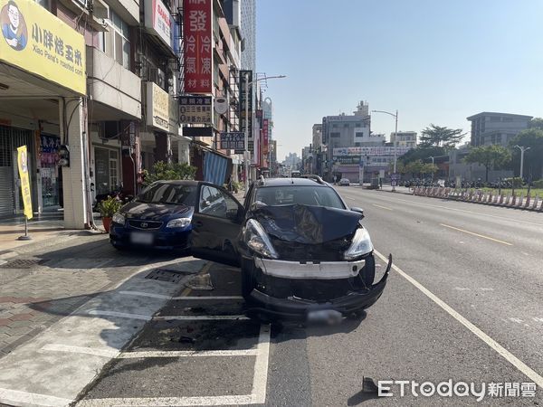 ▲▼疑精神不濟！高雄男開車失控「衝撞2車、4機車」，驚險現場曝光。（圖／記者賴文萱翻攝）