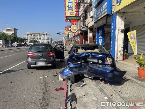 ▲▼疑精神不濟！高雄男開車失控「衝撞2車、4機車」，驚險現場曝光。（圖／記者賴文萱翻攝）