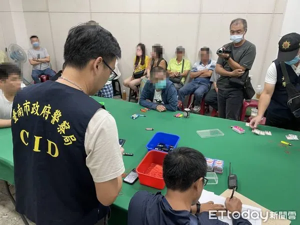 ▲台南市警三分局在安南區新吉三路上某一處鐵皮廠房，破獲天九牌職業賭場，查獲蔡姓負責人及賭客共38人，起獲賭具、賭資等證物。（圖／記者林東良翻攝，下同）