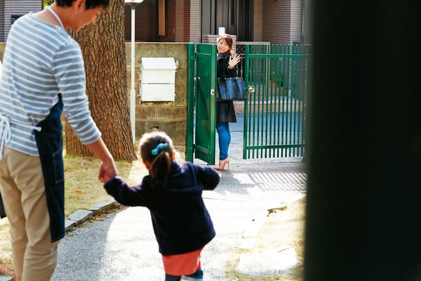 有女童回家和家長說男教保員摸她尿尿的地方，家長驗傷報警，整起案件才被揭發。（示意圖，圖非當事人，東方IC）