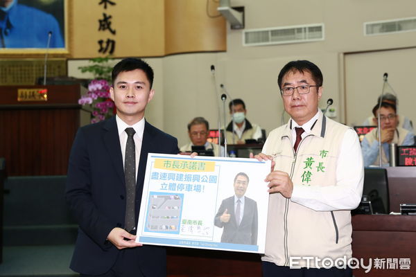 ▲台南市議員蔡宗豪總質詢續追LED路燈漏電斷電器系統合格與否問題及市區停車位不足等問題。（圖／記者林東良翻攝，下同）