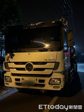 ▲砂石車趁夜間濫倒廢土，埔里警方當場查獲送辦。（圖／記者高堂堯翻攝）