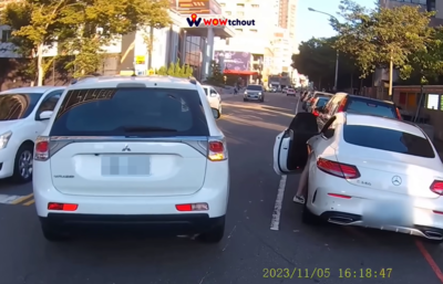 賓士女紅線違停開車門！全場老司機竟「選擇原諒」：她已經道歉了