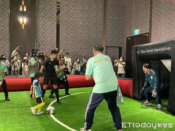 ▲▼賴清德出席「體育Team Taiwan」與小朋友打羽球、踢足球。（圖／記者呂晏慈攝）
