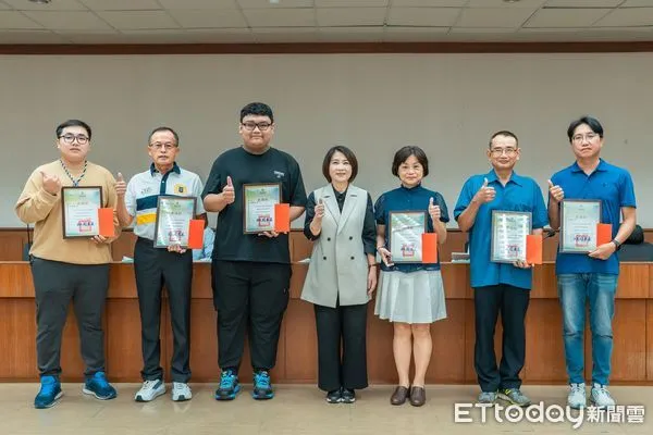 ▲縣長周春米（中）今表揚六位孝行楷模            。（圖／屏東縣政府提供）