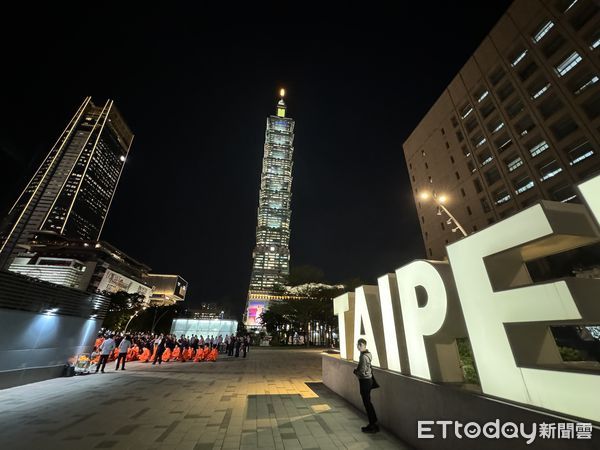 ▲海委會8日晚間在台北101大樓點燈「118」象徵向海巡人員致敬。（圖／記者張君豪翻攝）