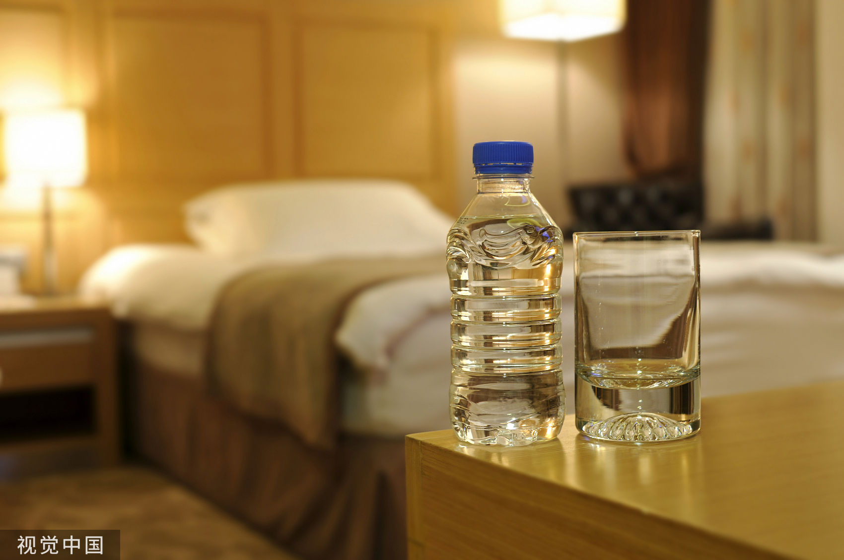 ▲▼ 飯店,酒店,玻璃杯,瓶裝水。（圖／CFP）