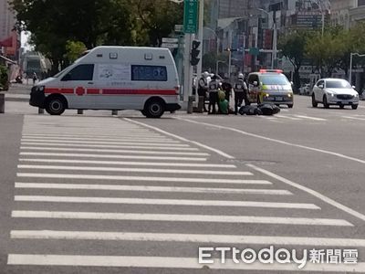 快訊／高雄救護車綠燈起步遭追撞！女騎士人車倒地送醫