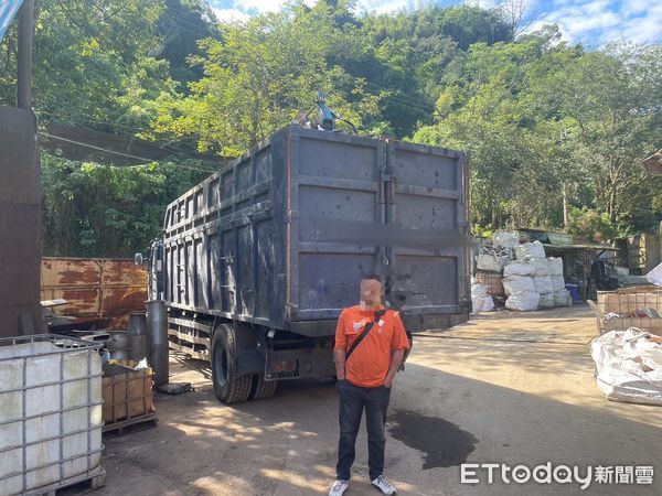 ▲▼苗栗縣三義鄉景點綠色隧道旁一條產業道路，今年7月底遭濫倒大量廢棄物，警方循線將台中市42歲呂姓男子拘捕到案。（圖／警方提供）