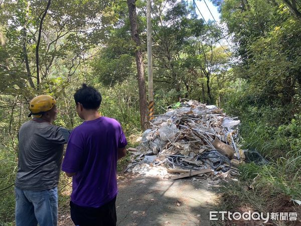 ▲▼苗栗縣三義鄉景點綠色隧道旁一條產業道路，今年7月底遭濫倒大量廢棄物，人車無法通行。（圖／警方提供）