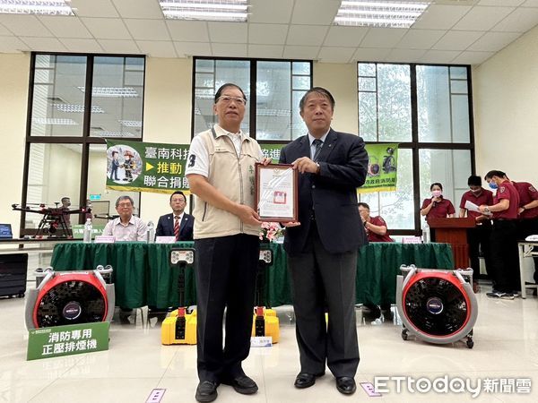 ▲台南市消防局於9日舉行價值200萬救災器材、裝備捐贈儀式，由台南科技工業區廠商協進會理事長葉寶鴻，暨廠協會34家會員公司代表捐贈，並由消防局局長李明峯代表接受並頒發感謝狀。（圖／記者林東良翻攝，下同）