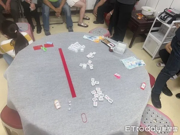 ▲▼竹南警方在一處防風林鐵皮查獲職業賭場，以俗稱「推筒子」之玩法聚賭，查獲4名賭場幹部、27名賭客，查扣賭金44萬多元。（圖／記者蔡文淵翻攝）