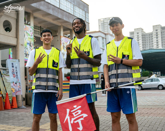 ▲海神三星唐維傑、林任鴻、瓊斯到光華國小與小球員交流。（圖／高雄海神提供）