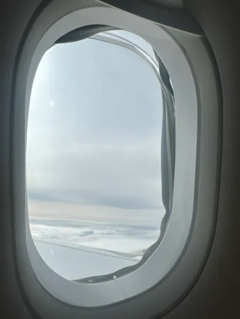 ▲▼泰坦航空空中巴士A321窗戶玻璃不見。（圖／翻攝AAIB）