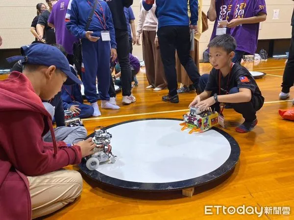 ▲台南市參加「RoboRave國際機器人大賽」，由37所台南市高中、國中、國小所組成的代表隊大放異彩，囊括9金10銀11銅共30面獎牌，傲視全球。（圖／記者林東良翻攝，下同）