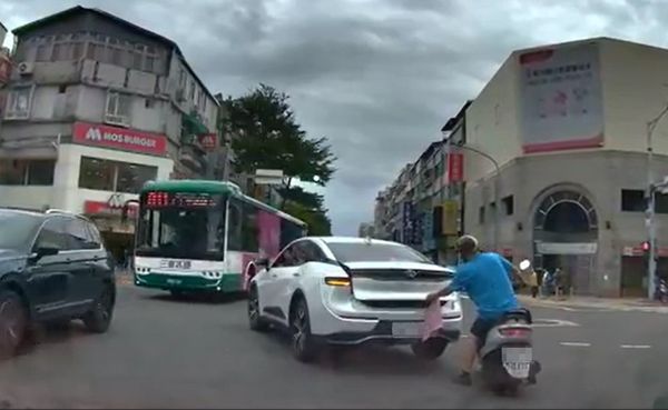 ▲▼北市大同區１台自小客車車尾夾毛巾遮住車牌行駛在路上，影片曝光也引起不同想方法的討論。（圖／翻攝《WoWtchout - 地圖型行車影像分享平台》）