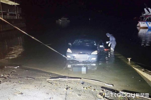 ▲張姓男子昨晚駕車使用導航卻誤闖碼頭，見車身進水趕緊跳車逃生，警方聯繫拖吊業者與潛水人員耗費一個半小時才吊上岸。（圖／記者沈繼昌翻攝）