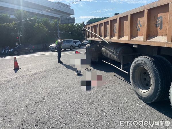 ▲▼情侶雙載上班遭砂石車輾過雙亡，現場慘不忍睹，女死者家屬要砂石車駕駛給交待。（圖／記者游芳男翻攝，下同）