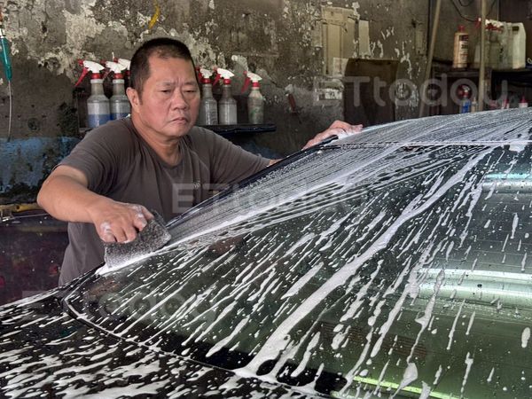 ▲▼洗車場老闆表示，當天忘了拿毛巾才會追上去，客人則認識將近20年的老顧客。（圖／記者邱中岳攝）