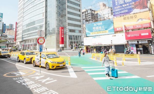 ▲桃園火車站前經常發生人車爭道亂象，市府計畫推動2項短期管理措施改善。（圖／記者沈繼昌翻攝）