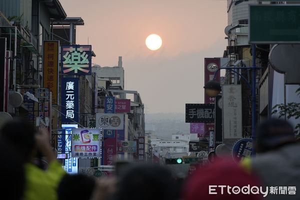 ▲南投市民族路今封街，供市民齊聚欣賞南投版「曼哈頓奇緣」懸日美景。（圖／南投市公所提供）