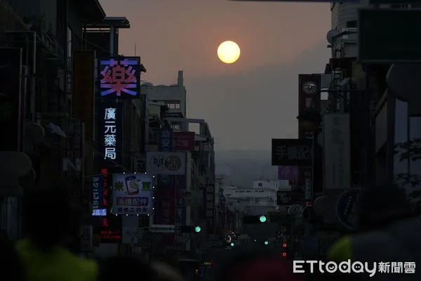▲南投市民族路今封街，供市民齊聚欣賞南投版「曼哈頓奇緣」懸日美景。（圖／南投市公所提供，下同）