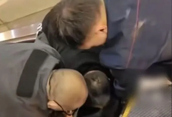 ▲▼恐怖！商場電扶梯「吞噬22歲維修工」　斷電檢查時突然動起來殺人。（圖／翻攝自微博）