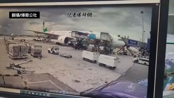 長榮航空遭曼谷地勤撞到。（圖／翻攝自記者爆料網）
