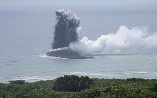 ▲▼日本海底火山爆發催生新的島嶼。（圖／達志影像／美聯社）