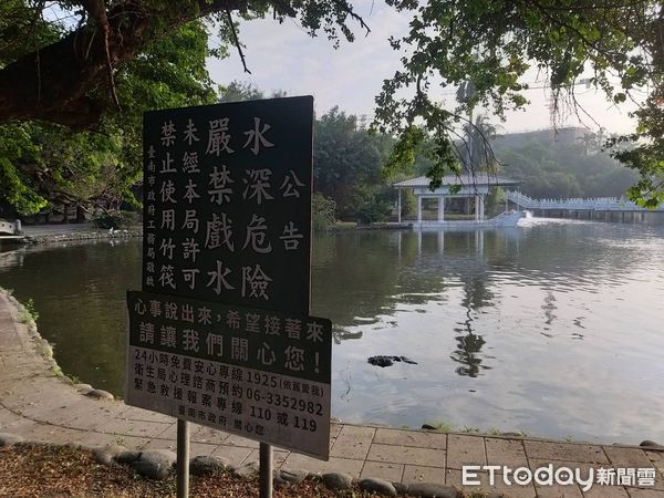 ▲▼台南中山公園水池中發現浮屍。（圖／記者林東良翻攝）