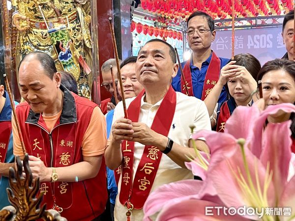 ▲▼  侯友宜今上午到東湖慈后宮參拜  。（圖／記者許靖騏攝）