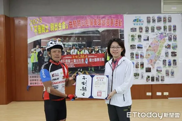 ▲屏東市長周佳琪致贈水滿袋物資不倒騎士            。（圖／記者陳崑福翻攝）