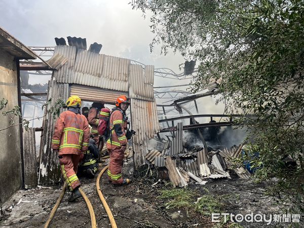 ▲▼新北樹林廢棄工廠火警。（圖／記者陳以昇攝）