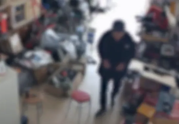 ▲老伯倒尿在店家菜籃裡。（圖／翻攝自微博）