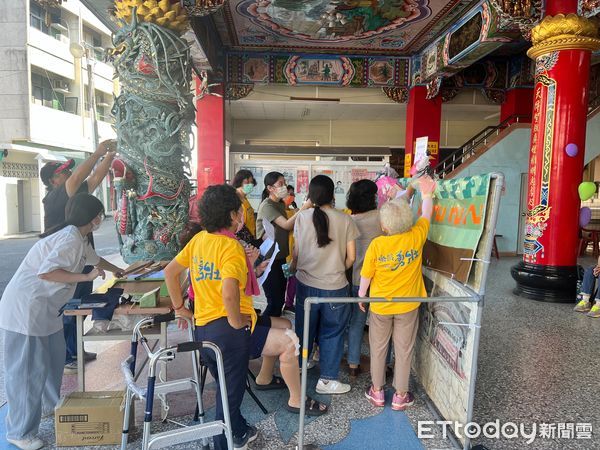 ▲▼  長庚科大護理系學生進入社區帶領長者布袋戲衛教         。（圖／記者翁伊森攝）