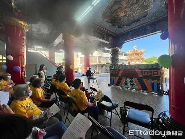 ▲▼  長庚科大護理系學生進入社區帶領長者布袋戲衛教         。（圖／記者翁伊森攝）