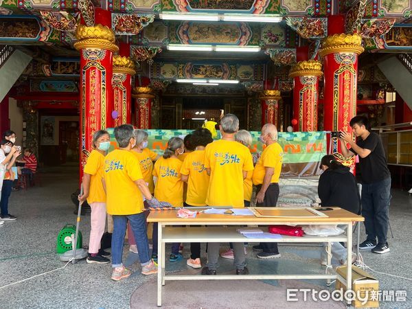 ▲▼  長庚科大護理系學生進入社區帶領長者布袋戲衛教         。（圖／記者翁伊森攝）