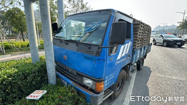 ▲小貨車自撞分隔島。（圖／記者吳世龍攝）