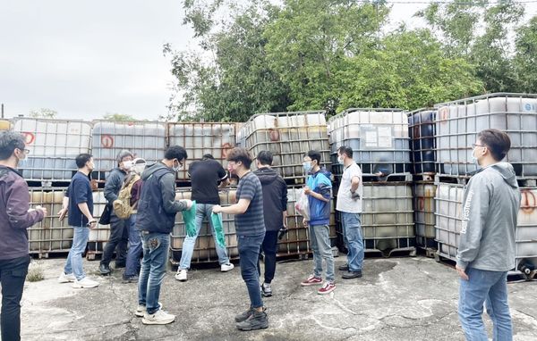 ▲桃園地檢署偵辦觀音區某環保廠商，涉嫌非法收取下游化工廠有毒廢棄物，圖為環保局稽查人員到場採證有毒廢棄物在露天中存放。（圖／市府環保局提供）