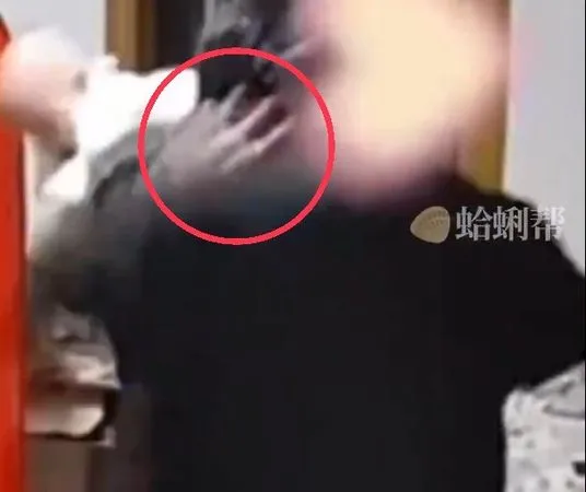▲公公連打媳婦三巴掌。（圖／翻攝自微博）