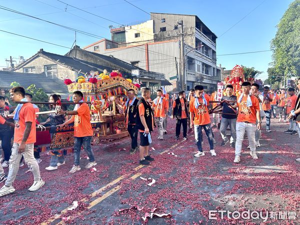 ▲今日臺中忠福堂率千人團隊提早抵達西螺為小鎮遶境賜福並於大橋路臨設神壇行登殿大典，西螺福興宮偕地方企業環陞貨運特備上百公尺「紅地毯禮炮」恭迎，。（圖／記者蔡佩旻攝）