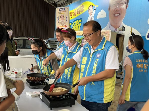 ▲藍營立委參選人楊曜聰送蔥油餅活動。（圖／楊曜聰競辦提供）